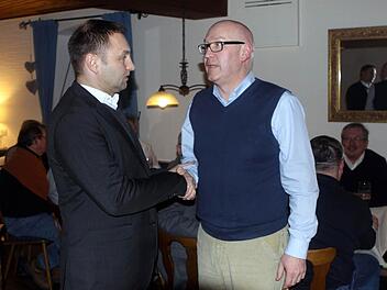 Die beiden zusammengeschlossenen Ortsverbände aus Marktrodach und Zeyern wählten Jörg Müller zu 1. Vorsitzenden. Ihm gratulierte als erster CSU Kreisvorsitzender Jürgen Baumgärtner. Foto: Michael Wunder