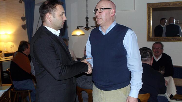 Die beiden zusammengeschlossenen Ortsverbände aus Marktrodach und Zeyern wählten Jörg Müller zu 1. Vorsitzenden. Ihm gratulierte als erster CSU Kreisvorsitzender Jürgen Baumgärtner. Foto: Michael Wunder
