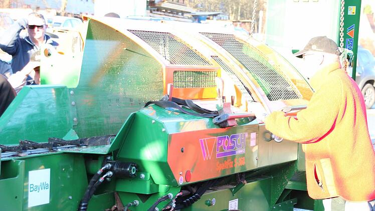 Die Teile der Maschine, in denen sich die Kreissäge dreht und der hydraulische Stempel drückt, sind mit Gittern abgesichert. Wenn man diese öffnet, stoppen alle Geräte. Foto: Friedwald Schedel