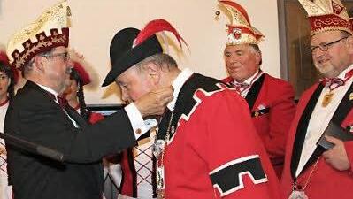 Benno Friedel vom Fastnachtsverband Franken verlieh Heiner Reuß den Till von Franken, die höchsten Auszeichnung. Auch Heinz Schmidt (2. v.r.) wurde geehrt. Rechts der Präsident der Kroniche Fousanaocht, Uli Böhm.  Foto: Friedwald Schedel