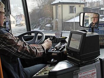 Busfahrer Dieter Strempel ist verzweifelt: Am Eltmanner Schulberg ist wegen vieler parkender Autos bisweilen kein Durchkommen für seinen Bus, er muss dann warten, Schüler stehen in der Kälte, und die Linienfahrt zwischen Bamberg und Knetzgau gerät ins Stocken. Fotos: Andreas Lösch