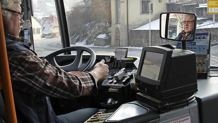 Busfahrer Dieter Strempel ist verzweifelt: Am Eltmanner Schulberg ist wegen vieler parkender Autos bisweilen kein Durchkommen für seinen Bus, er muss dann warten, Schüler stehen in der Kälte, und die Linienfahrt zwischen Bamberg und Knetzgau gerät ins Stocken. Fotos: Andreas Lösch