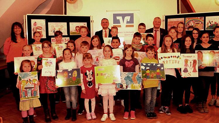 Stolz präsentierten die Erstplatzierten ihre Bilder mit Lehrerin Kerstin Hillmann (l.) sowie Marketingleiter Batzner und Bürgermeister Hennemann (r.).