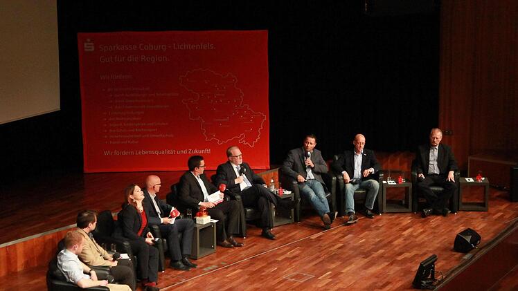 Blick auf das Poudium mit den sieben Direktkandidaten zur Bandestagswahl beim Regionentalk am Donnerstag im Coburger KongresshausFoto: Jochen Berger