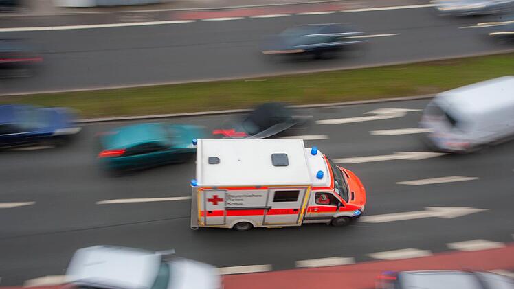 Weil er von einem anderen Autofahrer bedr&auml;ngt wurde, &uuml;berschlug sich ein BMW-Fahrer auf der A3 bei W&uuml;rzburg. Symbolbild: News5/Grundmann