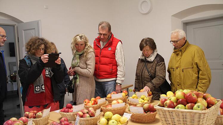Eine Obstausstellung zeigte die Vielfalt heimischer Obstsorten.Gerda Völk