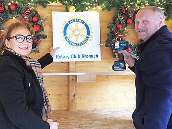 Lisa und Stefan Wagner bei den letzten Vorbereitungen am Weihnachtsmarkt-Stand des Rotary Clubs Kronach Foto: Kerstin Sperschneider