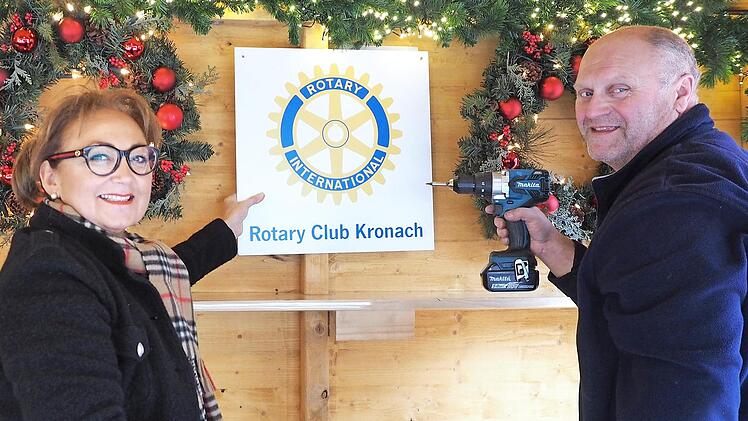 Lisa und Stefan Wagner bei den letzten Vorbereitungen am Weihnachtsmarkt-Stand des Rotary Clubs Kronach Foto: Kerstin Sperschneider