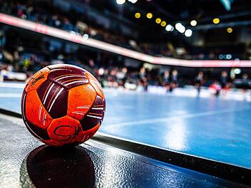 Ein Bild, an das sich Handball-Fans in den nächsten Wochen gewöhnen müssen: der Handball wird zumindest im Spielbetrieb liegen bleiben.  Foto: Sportfoto Zink
