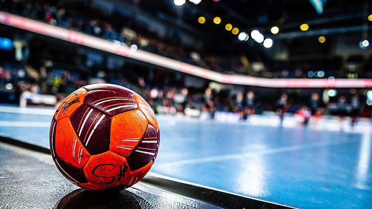 Ein Bild, an das sich Handball-Fans in den nächsten Wochen gewöhnen müssen: der Handball wird zumindest im Spielbetrieb liegen bleiben.  Foto: Sportfoto Zink