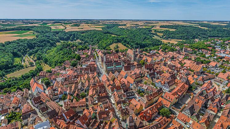Die berühmte Altstadt von Rothenburg ob der Tauber im Luftbild, Marktplatz, Rathaus, St. Jakob, Hafengasse
