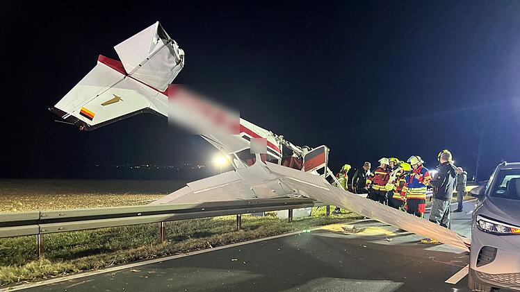 Kleinflugzeug stürzt auf Straße im im Kreis Würzburg