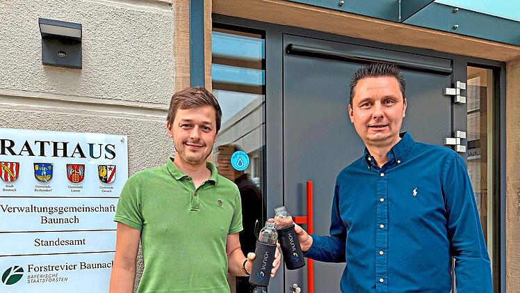 Gesch&auml;ftsstellenleiter Christian G&uuml;nthner und Gemeinschaftsvorsitzender der VG Baunach, Tobias Roppelt (rechts), haben die Refill-Station schon mal getestet.  VG Baunach