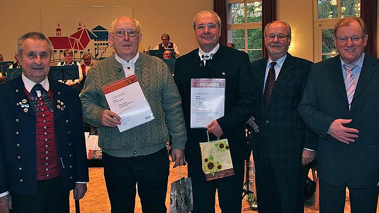 Ehrung langjähriger Musiker (v. l.): Edgar Rudloff, Karl Seubert, Otmar Lutz, Werner Höhn und Ernst Oestreicher.