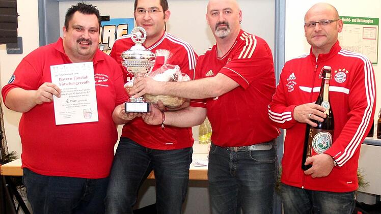 Der Vertreter der Tütschengereuther nimmt die Urkunde entgegen; daneben die Vorständen Bernd Brehm, Alfred Weller, Frank Hauke