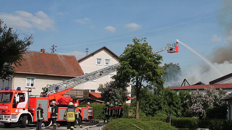 Einsatzkräfte beim Großbrand des Bauernhofs in Trübenbach. Foto: Herbert Fischer
