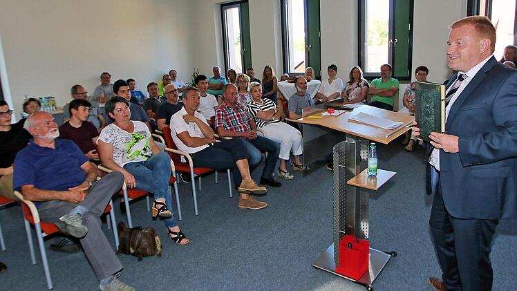 Zahlreiche Bürger, die unentgeltlich bei der Sanierung des Freibades geholfen haben oder sich als Sponsoren verdient gemacht haben, hatte Bürgermeister Matthias Klement ins Rathaus eingeladen.  Foto: Dieter Britz