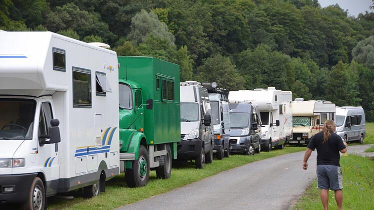 Abenteurer und Weltenbummler haben sich beim Globetrotter-Treffen vom feuchten Wetter nicht die Stimmung vermiesen lassen. Ein Ländersammler liest aus seinem neuen Buch. Foto: Peter Rauch
