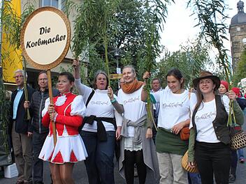 Mit grünen Weidenzweigen in den Händen zogen die Flechthandwerker auf den Marktplatz.Popp