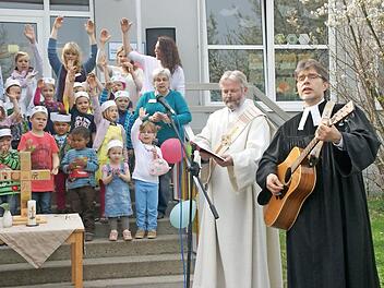 In Maßbach gibt es wieder mehr Kinder. Im Rahmen der anstehenden Generalsanierung des Kindergartens wird es 19 weitere Regelkinderplätze geben (im Bild die Segnung der Krippe mit Pfarrer Stefan Bonawitz und Diakon Martin Weißenberger vor vier Jahren). Foto: Hubert Breitenbach/Archiv