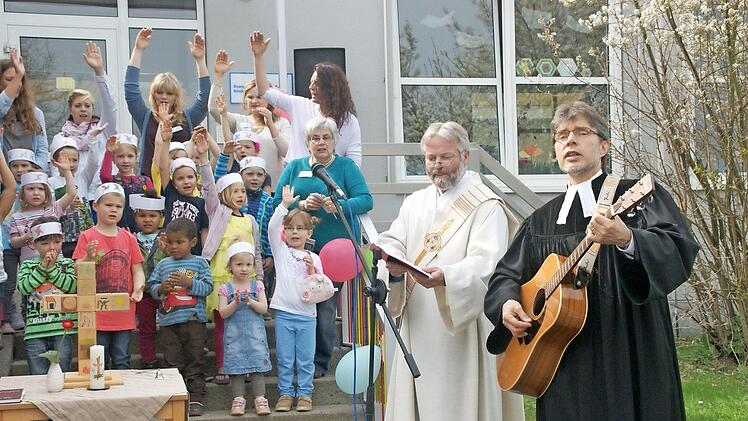 In Maßbach gibt es wieder mehr Kinder. Im Rahmen der anstehenden Generalsanierung des Kindergartens wird es 19 weitere Regelkinderplätze geben (im Bild die Segnung der Krippe mit Pfarrer Stefan Bonawitz und Diakon Martin Weißenberger vor vier Jahren). Foto: Hubert Breitenbach/Archiv
