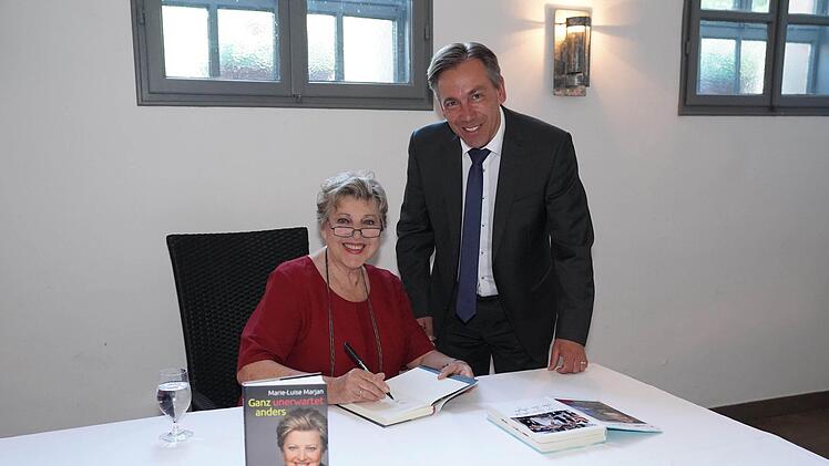 Landrat Tritthart, ein Lindenstraßen-Fan der ersten Stunde, und Marie-Luise Marjan bei der Signierstunde. Foto: Frank Türpitz
