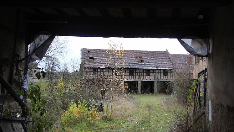 Das Schlossareal und die Geb&auml;ude verwahrlosen nach und nach. Notsicherungsma&szlig;nahmen verhindern bisweilen, dass Wasser durchs Dach eindringt. Das Geb&auml;ude im Hintergrund ist ein Nebengeb&auml;ude. Foto: A. L&ouml;sch