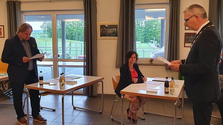 Michael Schüpferling (links) wird von Bürgermeister Bernd Drummer als Zweiter Bürgermeister vereidigt. Foto: Carmen Schwind