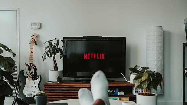 Wenn nicht jetzt, wann dann: Einfach mal einen Tag auf der Couch verbringen.