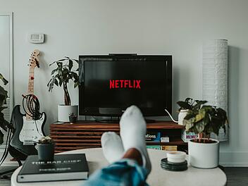 Wenn nicht jetzt, wann dann: Einfach mal einen Tag auf der Couch verbringen.