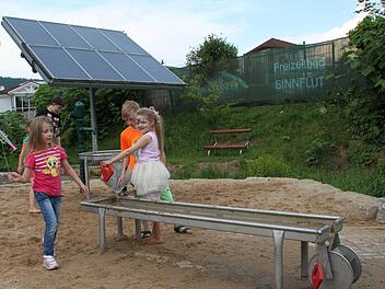 Kinder spielen am Wasserspielplatz im Siebener Park während des Stadtfestes im Juni. Foto: Ulrike Müller