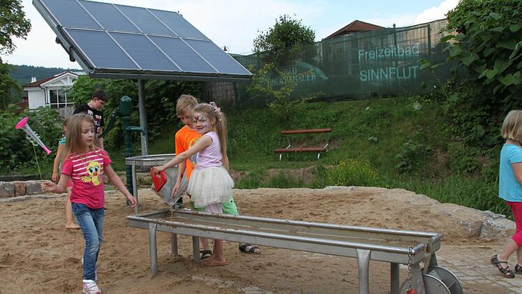 Kinder spielen am Wasserspielplatz im Siebener Park während des Stadtfestes im Juni. Foto: Ulrike Müller