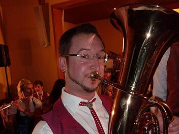 Kreisdirigent Roman Steiger sieht den Musikverein Neukenroth auf einem guten Weg. Immerhin stehen dem Klangkörper mittlerweile über 50 Aktive, darunter größtenteils Jugendliche, zur Verfügung. Steiger hofft beim Kreismusikfest im Juni dieses Jahres auf einen weiteren Motivationsschub.  Foto: Gerd Fleischmann