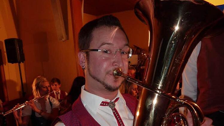 Kreisdirigent Roman Steiger sieht den Musikverein Neukenroth auf einem guten Weg. Immerhin stehen dem Klangkörper mittlerweile über 50 Aktive, darunter größtenteils Jugendliche, zur Verfügung. Steiger hofft beim Kreismusikfest im Juni dieses Jahres auf einen weiteren Motivationsschub.  Foto: Gerd Fleischmann