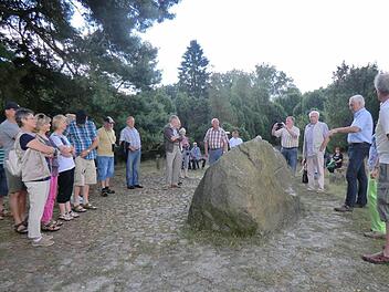 Interessiert hörten die Schlimpfhofer Kegler den Ausführungen am Löns-Grab zu. Foto: Günther Straub