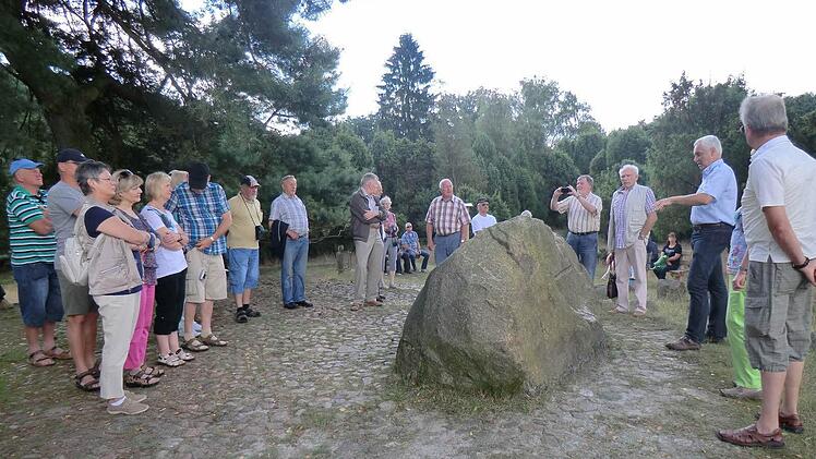 Interessiert hörten die Schlimpfhofer Kegler den Ausführungen am Löns-Grab zu. Foto: Günther Straub