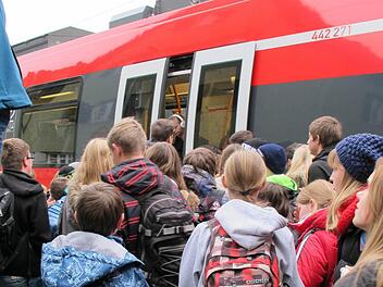 Gibt es ab Dienstag wieder ein großes Gedränge der Schüler auf dem Bahnsteig? Foto: Archiv/Astrid Vetter
