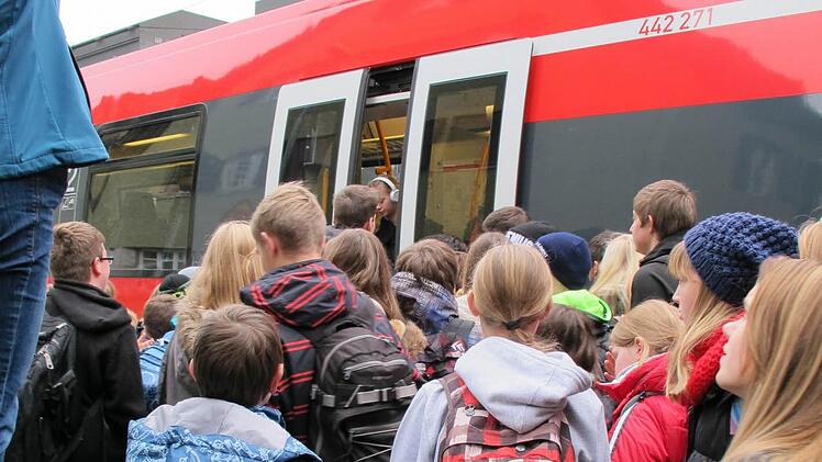 Gibt es ab Dienstag wieder ein großes Gedränge der Schüler auf dem Bahnsteig? Foto: Archiv/Astrid Vetter
