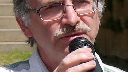 Franz Kraus: "Ich will die Gemeinde ermuntern, bei der Neugestaltung des Eggenbaches der Ökologie mehr Freiraum zu geben. In den Neubaubereichen bin ich mir sicher, dass die Kiesschüttungen als Modeerscheinung in den Vorgärten bald wieder verschwinden werden. Insgesamt haben wir aber sehr viele schöne Dinge hier in Pülsdorf und Lahm erlebt." Foto: Berthold Köhler