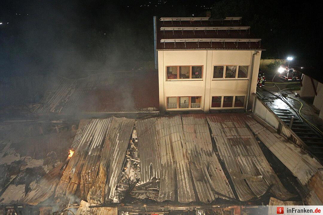 Grossbrand nach Explosion auf Indoor-Kartbahn Foto: News5/Herse