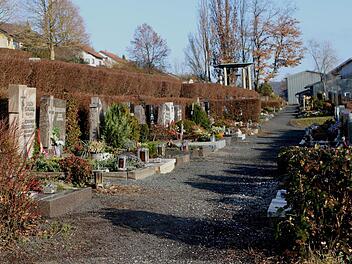 Die Sanierung des Friedhofes in Ebelsbach soll 2017 angegangen werden. Jetzt wurden die Bestattungsgebühren angehoben. Foto: Günther Geiling