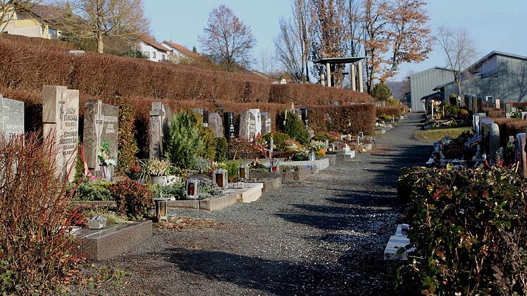 Die Sanierung des Friedhofes in Ebelsbach soll 2017 angegangen werden. Jetzt wurden die Bestattungsgebühren angehoben. Foto: Günther Geiling