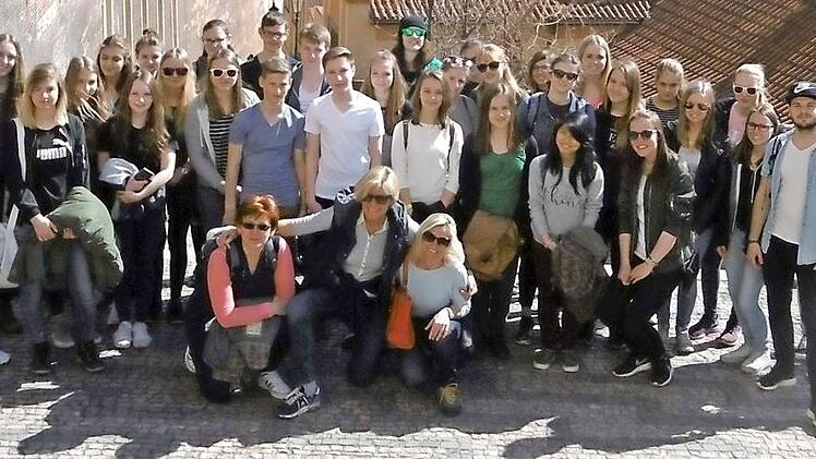 Ein Gruppenbild mit der deutschen Gruppe vor der Prager Burg Foto: privat