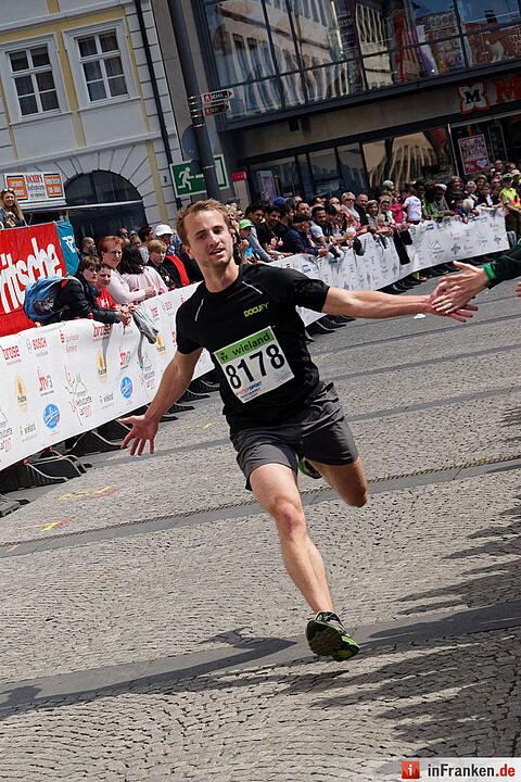 Weltkulturerbelauf 2017 in Bamberg: Der Zieleinlauf am Maxplatz