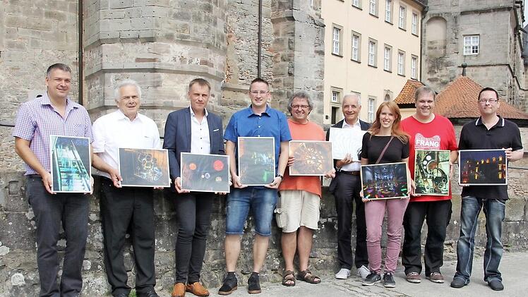 Die Preisträger mit ihren Bildern und die Verantwortlichen von "Kronach leuchtet".