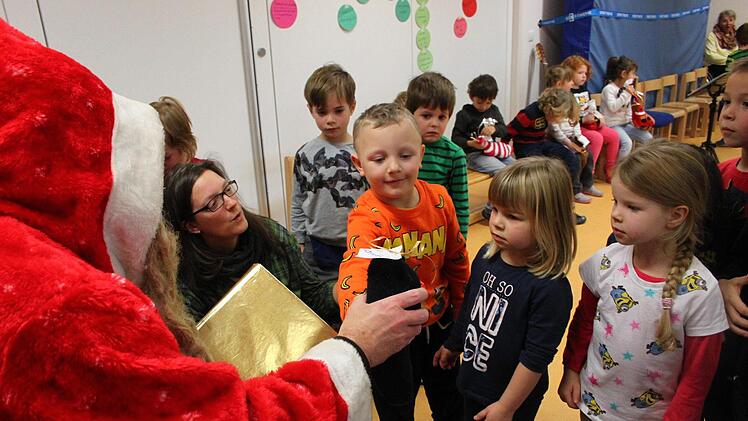 Der Nikolaus besuchte auf Einladung der Bayerischen Rundschau die Evangelische Kindertagesstätte Abenteuerland in Neuenmarkt. Foto: Jürgen Gärtner