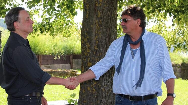 Ein Friedensangebot zwischen Don Camillo und Peppone? Die Schauspieler Gregor Nöllen (links) und Lutz Leyh kommen im richtigen Leben besser miteinander aus als die zwei italienischen Streithähne.  Foto: Theresa Schiffl