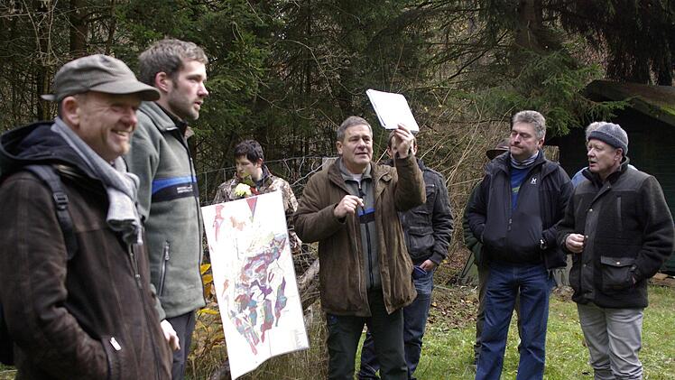 Nach 20 Jahren steht eine Neubewertung des Kommunalwalds Elfershausen an. Das Foto entstand bei einem Waldbegang des Gemeinderats mit Forstdirektor Wilhelm Schmalen (Mitte).