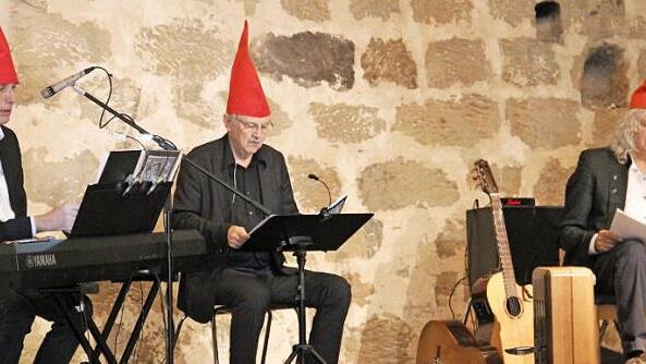 Paul Maar (Mitte) wurde von den Musikern von Konrad Haas und Wolfgang Stute an verschiedenen Instrumenten begleitet. Foto: Katharina M&uuml;ller-Sanke