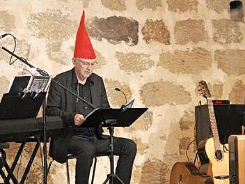 Paul Maar (Mitte) wurde von den Musikern von Konrad Haas und Wolfgang Stute an verschiedenen Instrumenten begleitet. Foto: Katharina Müller-Sanke